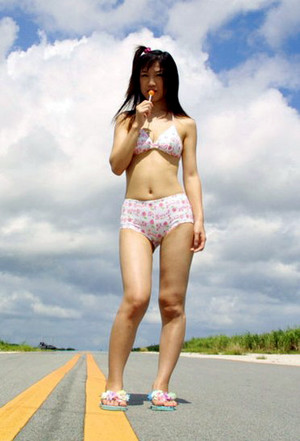 Piccola cagna asiatica Rika Sonobe nudo