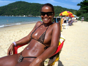Afro menina em uma praia. Ela é uma