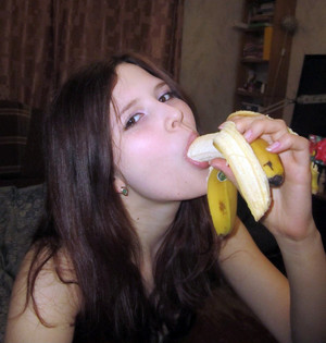 Les jeunes GF suce la banane et d'autres