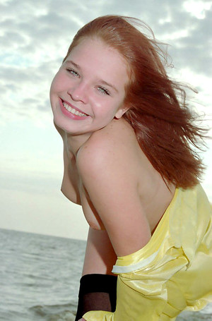 Kızıl saçlı genç Oksana sahilde