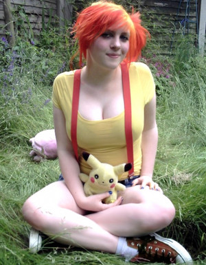 Redhead cutie con grandi tette, cosplay