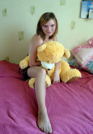 Bela adolescente russa posando com seu